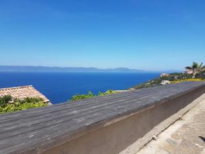 a wooden roof with the ocean in the background at Studio climatisé île naturiste du Levant in Hyères
