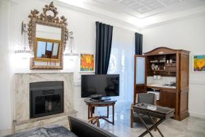 TV a/nebo společenská místnost v ubytování Casali Mediterranei Melissano by Palazzo Montagna