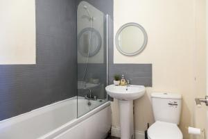 Bilik mandi di Stylish 2-Bedroom Apartment with 4 Beds, Free Parking, Specials