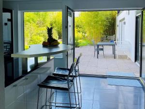 Una cocina con encimera, mesa y sillas. en Blick ins Grüne, en Daisendorf