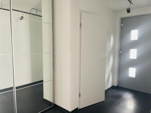 un armario con armarios blancos y una puerta en Blick ins Grüne, en Daisendorf 31 fotos más