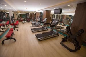 un gimnasio con varias cintas de correr y máquinas de ejercicio en Görükle Güler Park Hotel en Gorukle