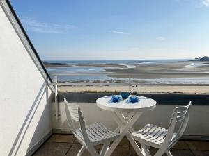 a table and chairs on a balcony with a view of the ocean at MOUETTES 3 - Balcon, Vue Mer, Men Du - T356 in Carnac