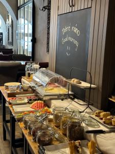 Makanan di atau di tempat lain dekat hotel