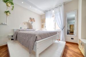 Un dormitorio con una cama grande y una ventana. en Il Cri Cri, en Turín