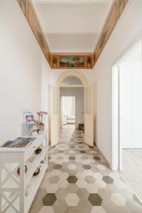przedpokój z podłogą wyłożoną kafelkami i sufitem w obiekcie Home Alba Rooms w mieście Porto Recanati