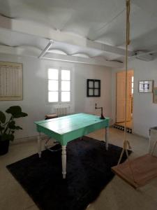 ein Raum mit einer Tischtennisplatte darin in der Unterkunft La maison de oiseaux in Salambôo + 3 Fotos