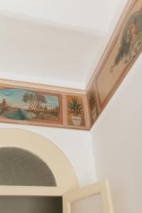 Pokój z malowidłami na suficie w obiekcie Home Alba Rooms w mieście Porto Recanati +27 zdjęć