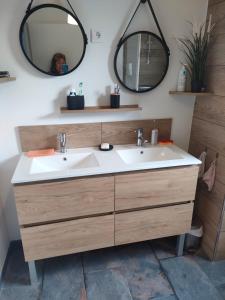 Ένα μπάνιο στο Sartène Appartement 3 pièces vue mer avec jardin