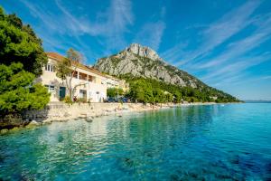 a body of water with a mountain in the background at Holiday Home Labineca in Gradac
