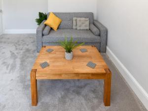 Gallery image of Pass the Keys Stylish 2 Bed Flat near Beach M5 in Burnham on Sea +36 photos