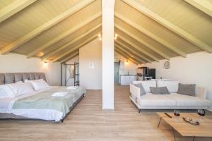 Giường trong phòng chung tại HELLOSUMMER luxury Apartments Kefalonia +128 ảnh