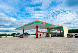 a gas station with cars parked in front of it at Pousada Calugy in Jardim