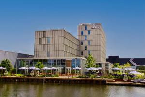 ein großes Gebäude mit Sonnenschirmen davor in der Unterkunft YOTEL Amsterdam in Amsterdam