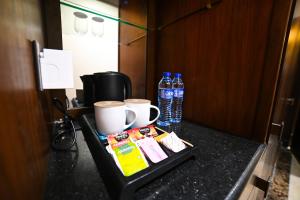 Set per la preparazione di tè e caffè presso Seven Seas Hotel