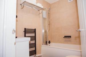Ένα μπάνιο στο Warm & Cosy Home Away From Home