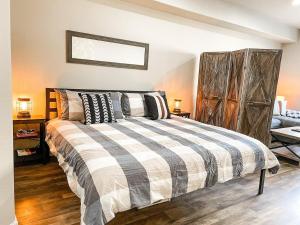 Katil atau katil-katil dalam bilik di Cozy Mountain Suite - hot tub, pool, gym - mins to lift +12 gambar