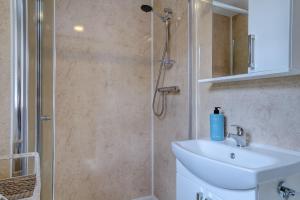 Koupelna v ubytování The Old Village Shop by Winterton Cottages + 8 fotografií