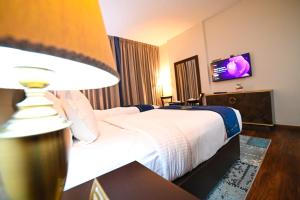 TV o dispositivi per l'intrattenimento presso Seven Seas Hotel