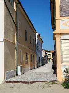 an empty alley between two buildings on a street at Appartamento Margarita Maris - 20mt dalla Spiaggia in Follonica