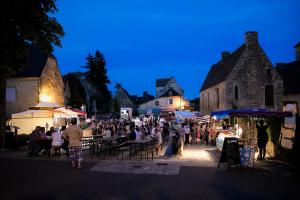 Saint-GenièsにあるCamping Les Truffières de Dordogne - Maevaの通りに座る人々 +18枚の写真