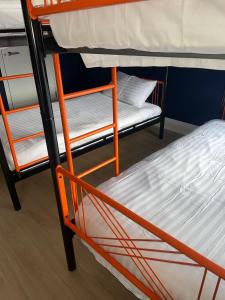 Rúm í herbergi á Astra Hostel