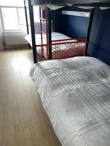 Rúm í herbergi á Astra Hostel