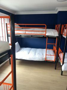 Rúm í herbergi á Astra Hostel
