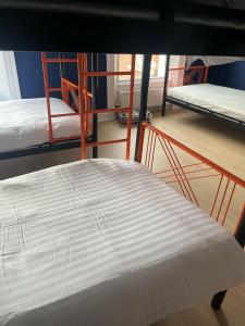 Rúm í herbergi á Astra Hostel