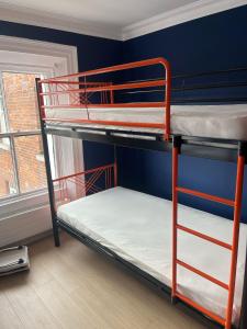Rúm í herbergi á Astra Hostel