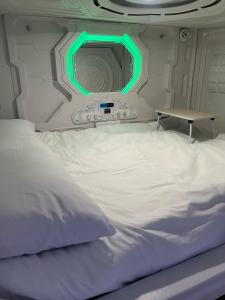 Rúm í herbergi á Astra Hostel