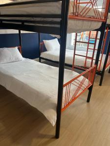 Rúm í herbergi á Astra Hostel