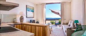 a kitchen and living room with a view of the ocean at Apartamento Villa Cabrera in Colònia De Sant Jordi