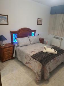 sypialnia z łóżkiem z parą butów w obiekcie Pension A Barca w mieście O Barco de Valdeorras