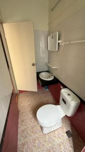 Et badeværelse på Spacious, with large balcony, sea view