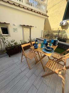 een terras met een tafel en stoelen op een balkon bij MARILISE - La maison blue private garden & terrace in Meta +24 foto's