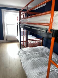 Rúm í herbergi á Astra Hostel