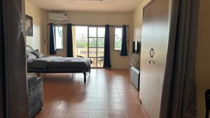 En eller flere senge i et værelse på Spacious, with large balcony, sea view