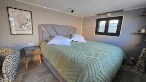 een slaapkamer met een bed en een raam erin bij Studio L'escale Chalonnaise in Châtenoy-le-Royal +1 foto