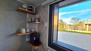 een kamer met een raam met uitzicht op een straat bij Studio L'escale Chalonnaise in Châtenoy-le-Royal