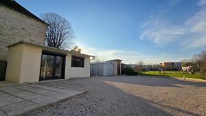 een huis met een oprit naast een gebouw bij Studio L'escale Chalonnaise in Châtenoy-le-Royal