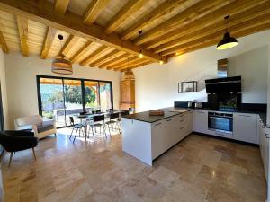 Kuchyň nebo kuchyňský kout v ubytování Les Maisons de Jeanne