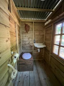 HemyockLickham Bottom Camping的木制浴室设有水槽和卫生间