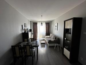 TV a/nebo společenská místnost v ubytování Apartament Gorzów