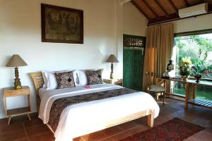 A bed or beds in a room at Bangsring Breeze