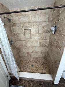 Un baño con ducha con ducha de azulejos. en The Cozy Lake House, en Auburndale