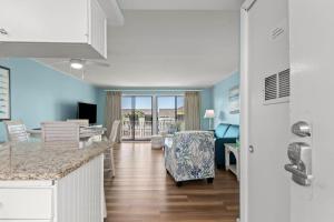Ein Bett oder Betten in einem Zimmer der Unterkunft Anchors Up-HeatedPool PrivBeach