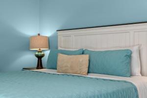 Ein Bett oder Betten in einem Zimmer der Unterkunft Anchors Up-HeatedPool PrivBeach