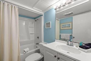 Ein Badezimmer in der Unterkunft Anchors Up-HeatedPool PrivBeach
