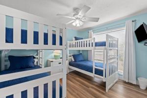 Ein Bett oder Betten in einem Zimmer der Unterkunft Anchors Up-HeatedPool PrivBeach